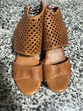 Bed Stu Women’s Tan Leather Open-Toe Sandals with Perforated Ankle Cuff